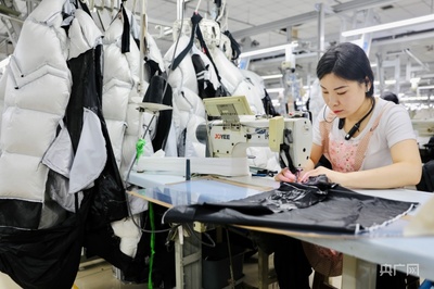 河北宁晋 小纱线、小布块“织造”百亿纺织服装大产业 服装